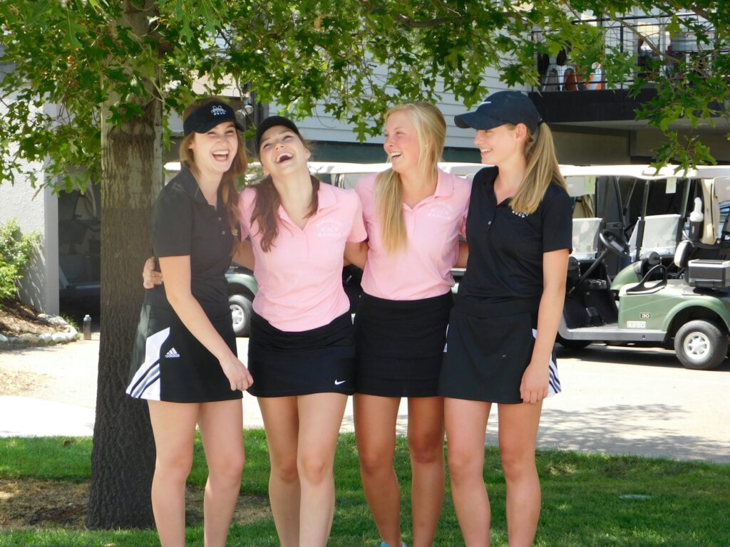 Groupe de golfeuses souriantes sur le parcours