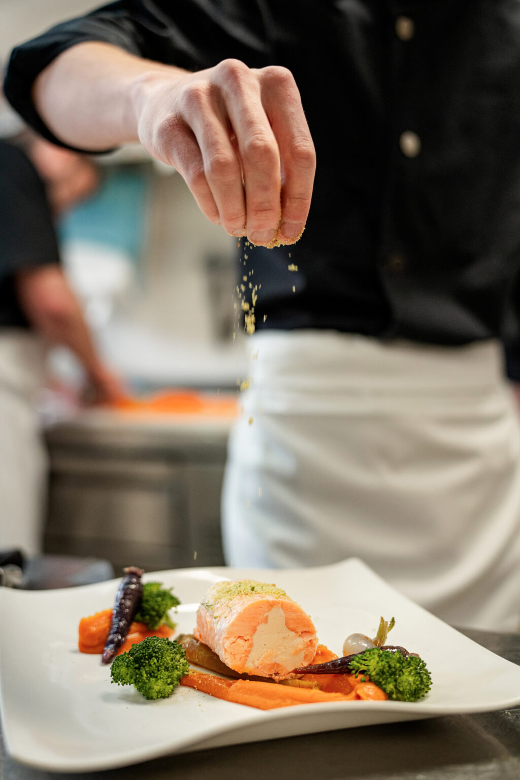Dressage d’un plat au restaurant Le Héron Cendré