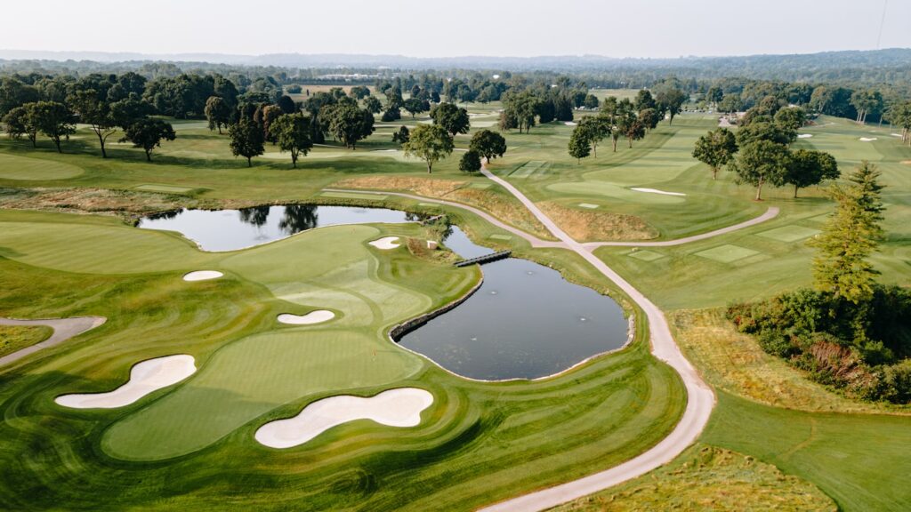 Vue aérienne du golf 18 trous du Domaine de la Forêt d'Orient
