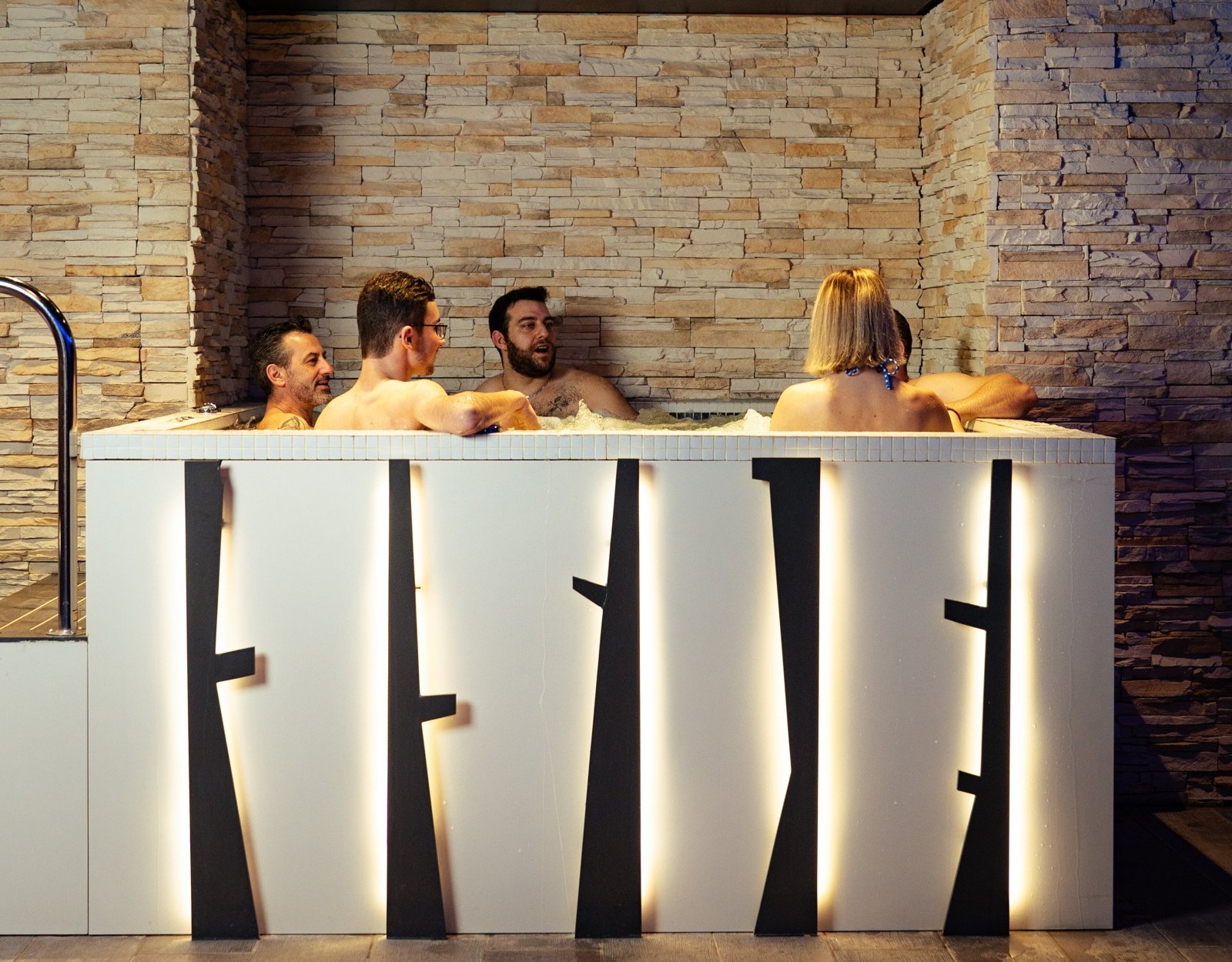 Bassin Aqualis et ses hydrojets au spa Thalgo l'Or&eacute;e du Bois, Domaine de la For&ecirc;t d'Orient
