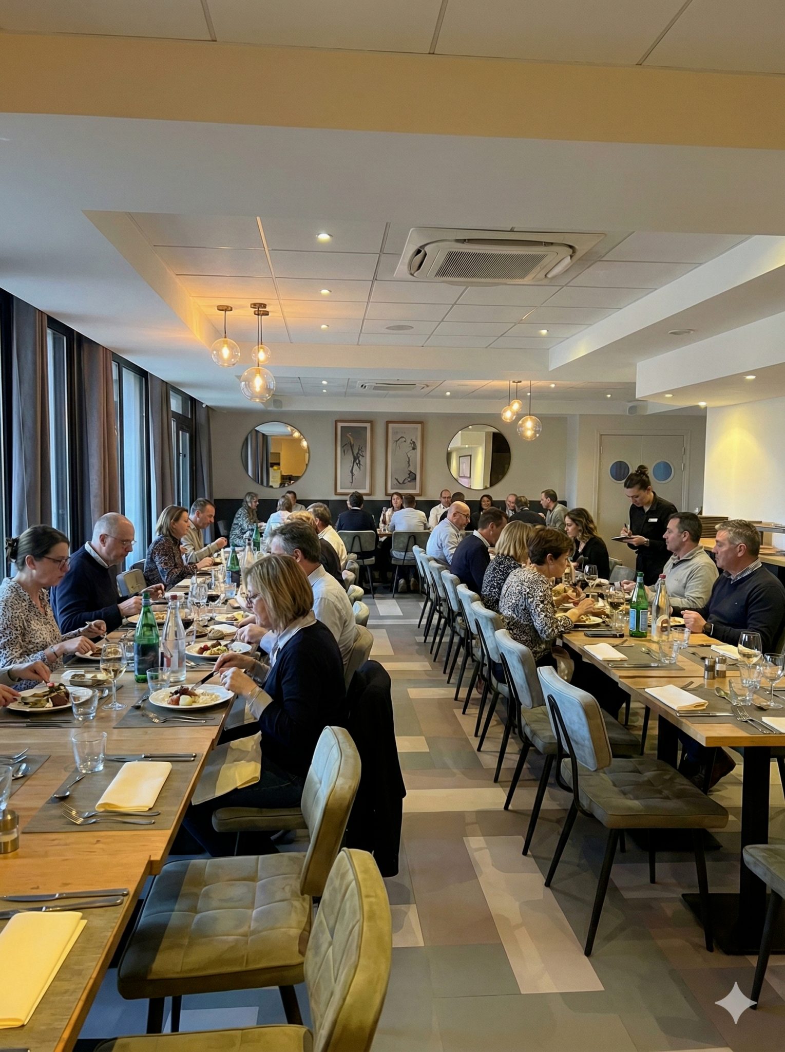 La salle du restaurant Le Héron Cendré et sa terrasse