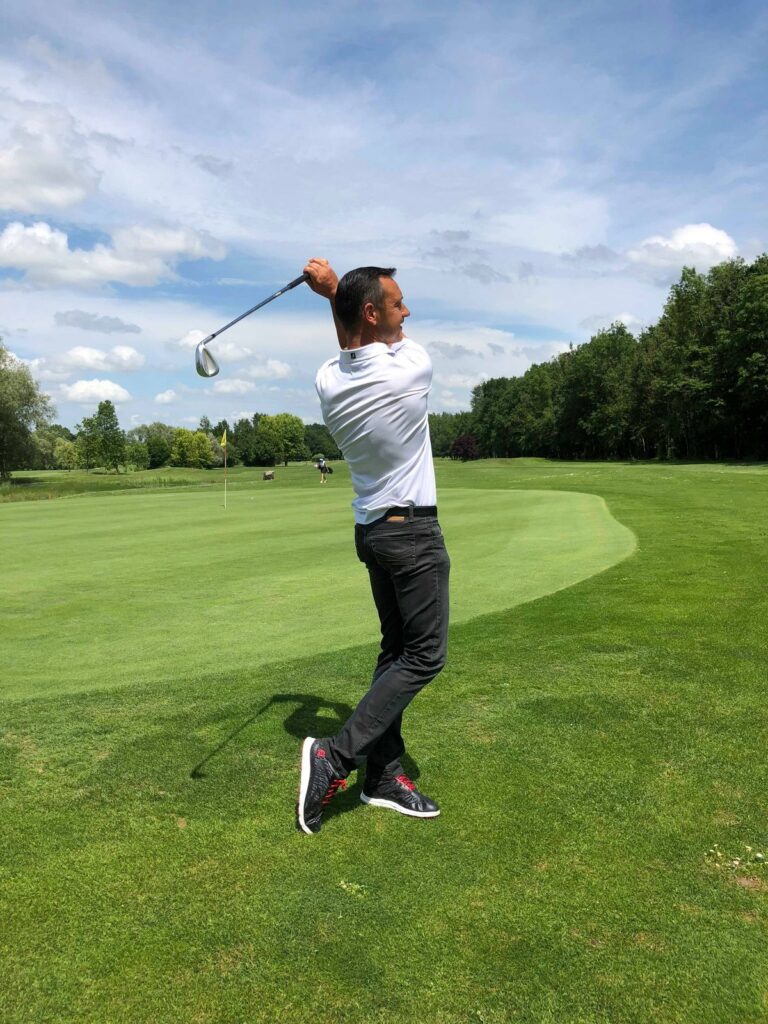 Stéphane Albeaux, enseignant de golf, en plein swing sur le parcours du Domaine de la Forêt d'Orient