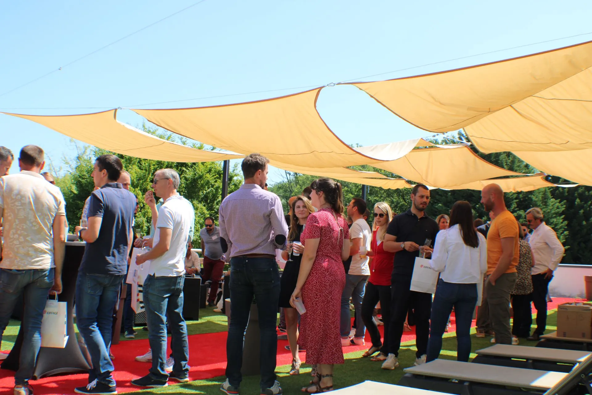 Cocktail en terrasse lors d'un événement d'entreprise au Domaine de la Forêt d'Orient