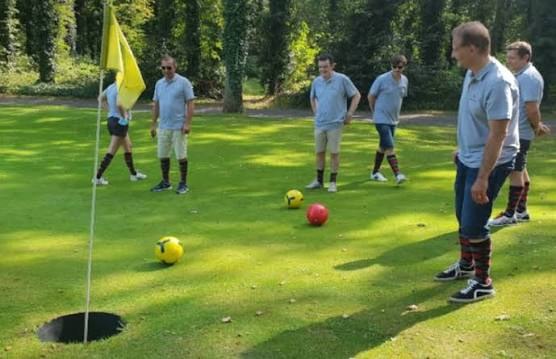 Groupe de joueurs de footgolf sur le parcours du Domaine de la Forêt d’Orient