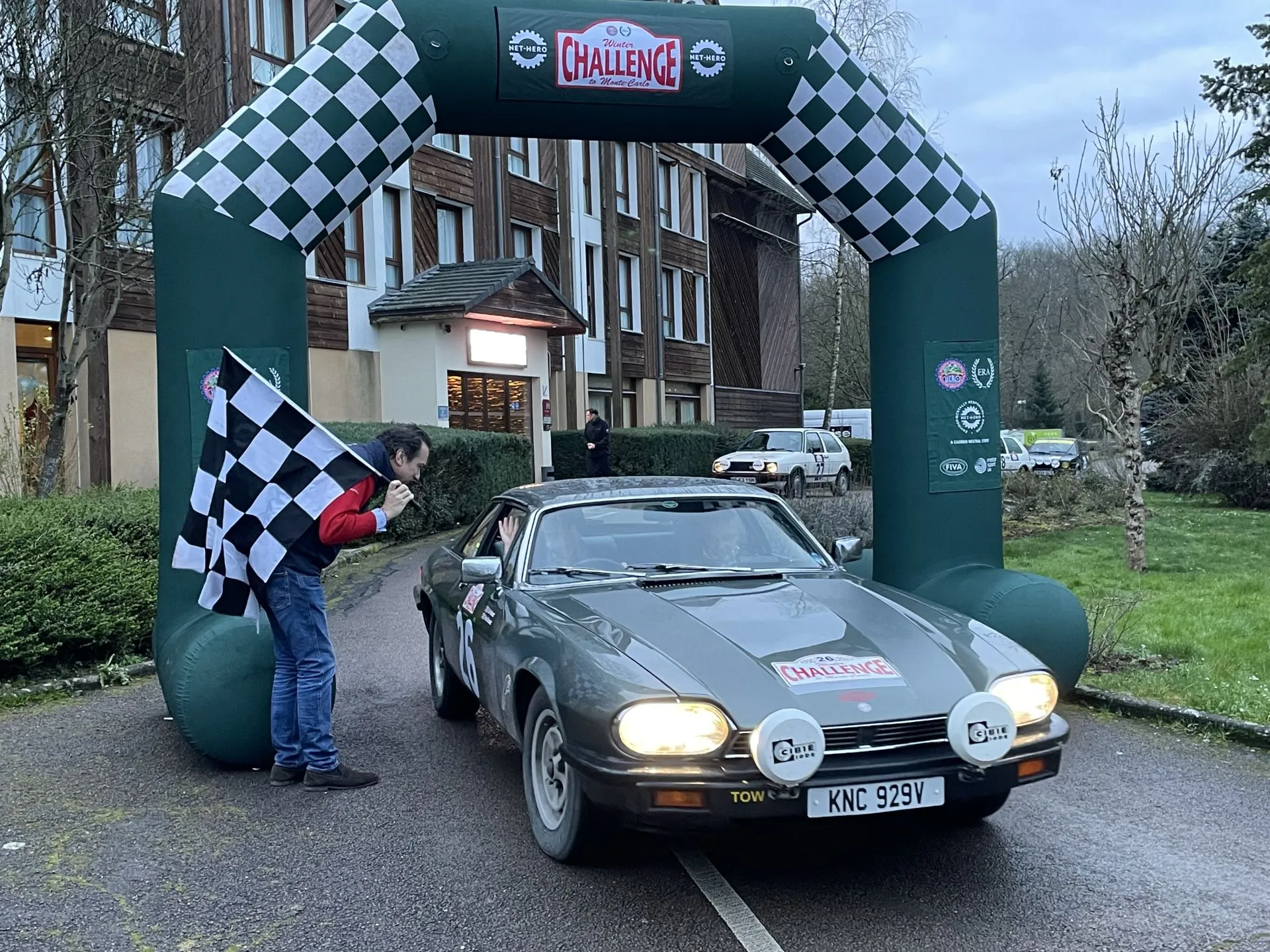 Véhicule de rallye au départ du Winter Challenge to Monte-Carlo, devant le Domaine de la Forêt d'Orient