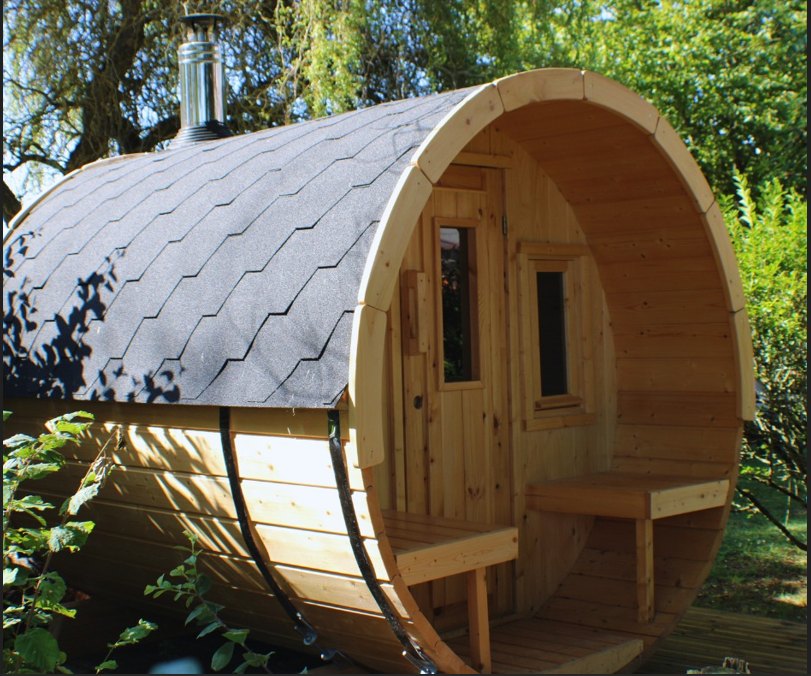 Tonneau sauna finlandais en ext&eacute;rieur, en acc&egrave;s libre au Domaine de la For&ecirc;t d'Orient