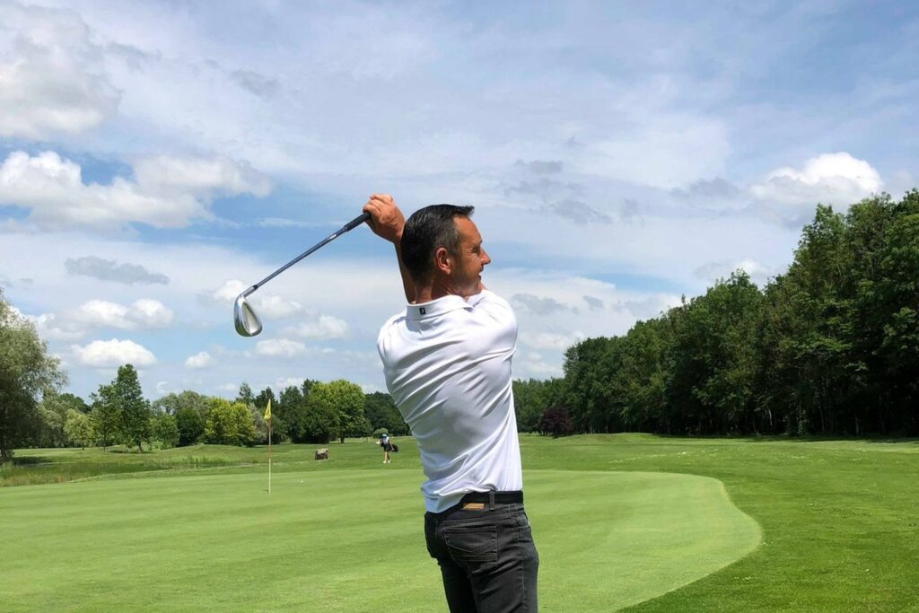 Stéphane Albeaux, professeur de golf du Domaine, en fin de swing